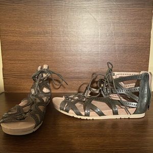 Brand New Earth Olive Sandals all leather 9.5